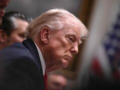 Sem dormir, entediado: Trump explica seus olhos fechados no Gabinete