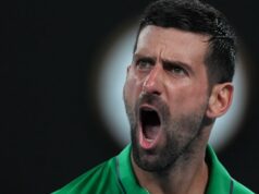 Novak Djokovic derrotou Jannik Sinner na Rod Laver Arena em um confronto de cinco jogos em Melbourne Park na semifinal masculina.