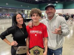 Uma estrela em ascensão do wrestling e seu pai foram condenados por uma briga violenta em uma escola secundária de Nova Jersey