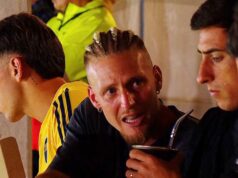 Ele foi até o campo do Estudiantes, ignorou a raiva da torcida e gritou o gol do Boca