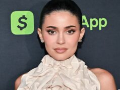 Kylie Jenner mostra abdômen em vestido super baixo na estreia de ‘The Moment’