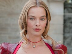 Top concha de Margot Robbie com micro minissaia combinando