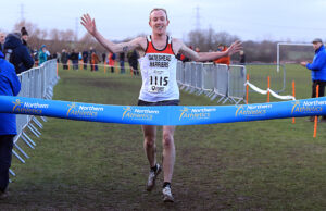Títulos de cross country do norte da Inglaterra Calum Johnson e Katie Hawkins