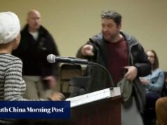 A congressista norte-americana Ilhan Omar pulverizou uma prefeitura de Minneapolis com uma substância desconhecida