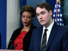 Andrew Bates, funcionário de Biden, e Tim Murtoff, funcionário de Trump. Discutindo sobre a morte de uma criança