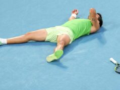 Carlos Alcaraz derrotou Alexander Zverev em uma disputa de cinco sets na Rod Laver Arena em Melbourne Park
