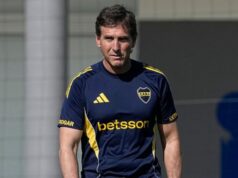 Claudio Úbeda ajusta o camisa 11 do Boca para o confronto com o Estudiantes de La Plata