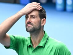 ‘Acho isso um insulto’ – Novak Djokovic, descontente, recua do repórter durante tensa coletiva de imprensa