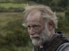 Sim, a ‘arma poderosa’ de Sir Alan Penetry na cena de nudez de ‘Um Cavaleiro dos Sete Reinos’ era uma prótese de 10 polegadas – veja como a salsicha foi feita