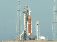 Assista ao foguete lunar Artemis 2 da NASA na plataforma de lançamento nesta transmissão ao vivo de 24 horas