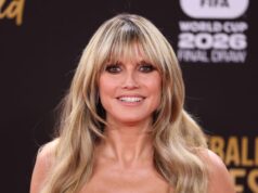 Heidi Klum ousa ficar nua, usa tanga, casaco peludo e botas