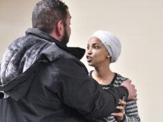 A deputada norte-americana Ilhan Omar foi pulverizada com água em uma reunião na prefeitura | Governo