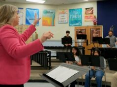 A vencedora do Grammy Music Educator Award de 2026 ressoa com a classe da banda: ‘Ela nos permite usar a música para contar nossas histórias a todos’