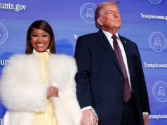Nicki Minaj aperta a mão do presidente Donald Trump na Cúpula do Tesouro