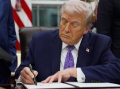 O presidente Trump assina uma ordem ameaçando impor tarifas aos países que fornecem petróleo a Cuba