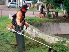 O município está trabalhando no corte de ervas daninhas na Rua Circunvalación