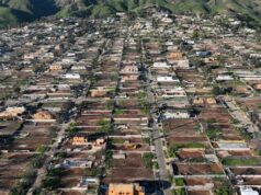 Trump assina ordem executiva para ‘impedir’ processo de licenciamento de casas destruídas por incêndio em Los Angeles