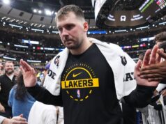 Luka Doncic machucou a perna esquerda após escorregar da quadra de Cleveland