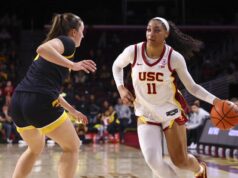 O basquete feminino da USC derrotou o número 8 de Iowa em uma grande vitória