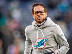 Os Chargers contrataram o ex-técnico dos Dolphins, Mike McDaniel, como coordenador ofensivo