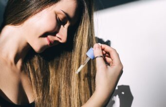 O óleo de crescimento capilar e couro cabeludo com alecrim e menta da Mielle custa apenas US $ 9