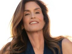 Cindy Crawford comemora 60 anos com blusa decotada