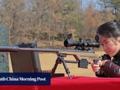 A Coreia do Norte revelou uma foto da filha adolescente de Kim disparando um rifle em um campo de tiro.
