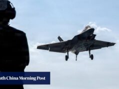 Um ex-piloto de caça da Força Aérea dos EUA é acusado de treinar secretamente os militares chineses.
