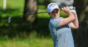 Barty tira as teias de aranha dos tacos de golfe no NZ Open