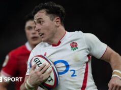 O ala inglês Arundel está livre para jogar contra a Irlanda.