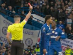 A estrela do time do Chelsea foi afastada do jogo após fazer uma parada custosa