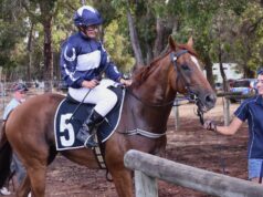 A treinadora de Albany, Ashleigh Woollett, empilha as sedas e volta para casa vitoriosa com Magic Mickey no Wandclaw