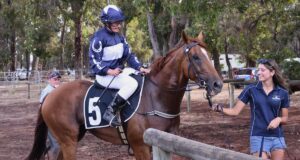 A treinadora de Albany, Ashleigh Woollett, empilha as sedas e volta para casa vitoriosa com Magic Mickey no Wandclaw