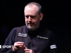 Welsh Open: Mark Williams fora, John Higgins e Neil Robertson progridem.