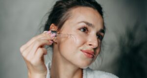 Especialistas em beleza recomendam produtos anti-envelhecimento para a pele para pessoas com mais de 30 anos