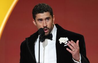 Bad Bunny reacende a rivalidade do ICE no Grammy antes de sua apresentação no Super Bowl… onde os agentes de Trump estarão de prontidão