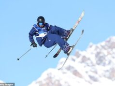 É de tirar o fôlego! A esquiadora britânica Kirsty Muir disse que se preparou para as Olimpíadas de Inverno ao mergulhar de 56 pés em água gelada em uma pedreira