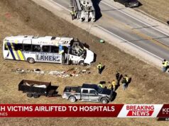 Uma pessoa morreu e 32 ficaram feridas quando o ônibus de um time de beisebol universitário bateu durante uma viagem ao Arkansas para o jogo de abertura da temporada.