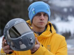 O presidente olímpico começou a chorar quando atletas ucranianos foram desclassificados das Olimpíadas de Inverno por tentarem usar capacetes proibidos para homenagear atletas mortos na guerra com a Rússia.