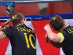 As jogadoras do Man United Women provocam os torcedores do United Strand com um corte de cabelo comemorativo após sua sexta vitória consecutiva – enquanto a espera dos torcedores por um corte de cabelo se aproxima de 500 DIAS