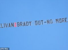 Torcedores furiosos do West Ham protestaram contra a propriedade de aeronaves durante a cobertura ao vivo da partida da FA Cup