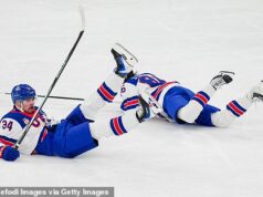Momento embaraçoso: estrelas do hóquei dos EUA colidem nas Olimpíadas de Inverno… antes de uma troca tensa no banco