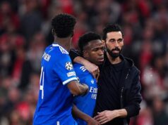 Vinicius Jr acusou com raiva o adversário de racismo: O confronto com o Benfica parou por 10 MINUTOS quando o craque do Real Madrid saiu furioso, o treinador recebeu cartão vermelho e José Mourinho implorou calma no caos