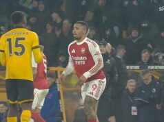 A estrela do Arsenal provocou o caos em tempo integral depois que os Gunners perderam uma vantagem de dois gols para os Wolves, do campeonato, na corrida pelo título