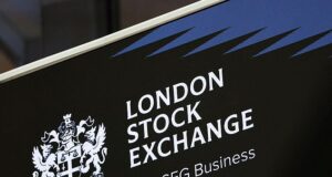 O invasor corporativo Elliott colocou seu braço de negociação de títulos em destaque na Bolsa de Valores de Londres