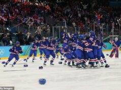 Êxtase para a equipe dos EUA ao derrotar o rival Canadá em um thriller dramático na prorrogação para ganhar o ouro no hóquei nos Jogos Olímpicos de Inverno