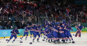 Êxtase para a equipe dos EUA ao derrotar o rival Canadá em um thriller dramático na prorrogação para ganhar o ouro no hóquei nos Jogos Olímpicos de Inverno