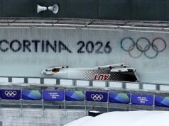 Um piloto de bobsled é hospitalizado nas Olimpíadas de Inverno após um acidente horrível durante as quatro finais – atrasando o evento em mais de 20 minutos enquanto ele recebia cuidados médicos de emergência