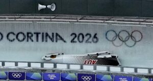 Um piloto de bobsled é hospitalizado nas Olimpíadas de Inverno após um acidente horrível durante as quatro finais – atrasando o evento em mais de 20 minutos enquanto ele recebia cuidados médicos de emergência