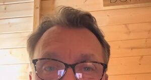 O comentarista de dardos da Sky Sports, Wayne Mardle, compartilha um vídeo cru e emocionante de sua dor ‘brutal’ contínua após a morte da esposa em 2024